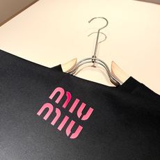 MIUMIU 谬谬2026春夏新款男女同款👫短袖T恤,品牌最新设计元素!既不单调也不复杂,恰到好处的展现品味!客供顶级压 MIUMIU 谬谬2026春夏新款男女同款👫短袖T恤,品牌最新设计元素!既不单调也不复杂,恰到好处的展现品味!客供顶级压