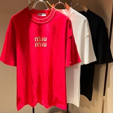 MIUMIU 谬谬2026春夏新款男女同款👫短袖T恤,品牌最新设计元素!既不单调也不复杂,恰到好处的展现品味!客供顶级压 MIUMIU 谬谬2026春夏新款男女同款👫短袖T恤,品牌最新设计元素!既不单调也不复杂,恰到好处的展现品味!客供顶级压