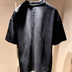 MIUMIU 谬谬2026春夏新款男女同款👫短袖T恤,品牌最新设计元素!既不单调也不复杂,恰到好处的展现品味!客供顶级压 MIUMIU 谬谬2026春夏新款男女同款👫短袖T恤,品牌最新设计元素!既不单调也不复杂,恰到好处的展现品味!客供顶级压