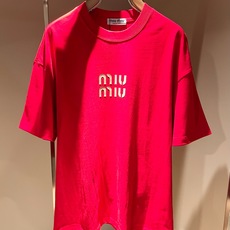 MIUMIU 谬谬2026春夏新款男女同款👫短袖T恤,品牌最新设计元素!既不单调也不复杂,恰到好处的展现品味!客供顶级压 MIUMIU 谬谬2026春夏新款男女同款👫短袖T恤,品牌最新设计元素!既不单调也不复杂,恰到好处的展现品味!客供顶级压