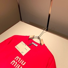 MIUMIU 谬谬2026春夏新款男女同款👫短袖T恤,品牌最新设计元素!既不单调也不复杂,恰到好处的展现品味!客供顶级压 MIUMIU 谬谬2026春夏新款男女同款👫短袖T恤,品牌最新设计元素!既不单调也不复杂,恰到好处的展现品味!客供顶级压