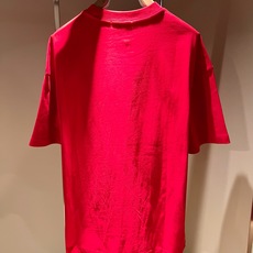MIUMIU 谬谬2026春夏新款男女同款👫短袖T恤,品牌最新设计元素!既不单调也不复杂,恰到好处的展现品味!客供顶级压 MIUMIU 谬谬2026春夏新款男女同款👫短袖T恤,品牌最新设计元素!既不单调也不复杂,恰到好处的展现品味!客供顶级压
