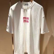 MIUMIU 谬谬2026春夏新款男女同款👫短袖T恤,品牌最新设计元素!既不单调也不复杂,恰到好处的展现品味!客供顶级压 MIUMIU 谬谬2026春夏新款男女同款👫短袖T恤,品牌最新设计元素!既不单调也不复杂,恰到好处的展现品味!客供顶级压
