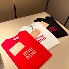 MIUMIU 谬谬2026春夏新款男女同款👫短袖T恤,品牌最新设计元素!既不单调也不复杂,恰到好处的展现品味!客供顶级压 MIUMIU 谬谬2026春夏新款男女同款👫短袖T恤,品牌最新设计元素!既不单调也不复杂,恰到好处的展现品味!客供顶级压