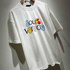 LouisVuitt*路易*登 2026春夏全新系列单品上线,非常时髦前卫的一款男女同款短袖T恤,标识logo图案印花修 LouisVuitt*路易*登 2026春夏全新系列单品上线,非常时髦前卫的一款男女同款短袖T恤,标识logo图案印花修