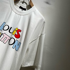 LouisVuitt*路易*登 2026春夏全新系列单品上线,非常时髦前卫的一款男女同款短袖T恤,标识logo图案印花修 LouisVuitt*路易*登 2026春夏全新系列单品上线,非常时髦前卫的一款男女同款短袖T恤,标识logo图案印花修