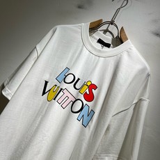 LouisVuitt*路易*登 2026春夏全新系列单品上线,非常时髦前卫的一款男女同款短袖T恤,标识logo图案印花修 LouisVuitt*路易*登 2026春夏全新系列单品上线,非常时髦前卫的一款男女同款短袖T恤,标识logo图案印花修