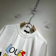 LouisVuitt*路易*登 2026春夏全新系列单品上线,非常时髦前卫的一款男女同款短袖T恤,标识logo图案印花修 LouisVuitt*路易*登 2026春夏全新系列单品上线,非常时髦前卫的一款男女同款短袖T恤,标识logo图案印花修