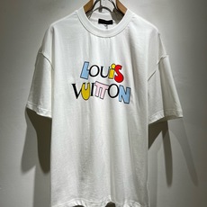LouisVuitt*路易*登 2026春夏全新系列单品上线,非常时髦前卫的一款男女同款短袖T恤,标识logo图案印花修 LouisVuitt*路易*登 2026春夏全新系列单品上线,非常时髦前卫的一款男女同款短袖T恤,标识logo图案印花修