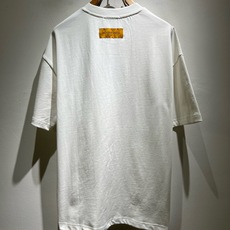 LouisVuitt*路易*登 2026春夏全新系列单品上线,非常时髦前卫的一款男女同款短袖T恤,标识logo图案印花修 LouisVuitt*路易*登 2026春夏全新系列单品上线,非常时髦前卫的一款男女同款短袖T恤,标识logo图案印花修