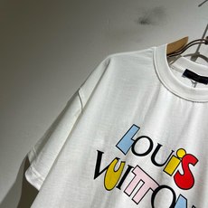 LouisVuitt*路易*登 2026春夏全新系列单品上线,非常时髦前卫的一款男女同款短袖T恤,标识logo图案印花修 LouisVuitt*路易*登 2026春夏全新系列单品上线,非常时髦前卫的一款男女同款短袖T恤,标识logo图案印花修