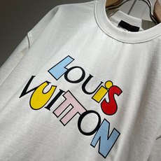 LouisVuitt*路易*登 2026春夏全新系列单品上线,非常时髦前卫的一款男女同款短袖T恤,标识logo图案印花修 LouisVuitt*路易*登 2026春夏全新系列单品上线,非常时髦前卫的一款男女同款短袖T恤,标识logo图案印花修