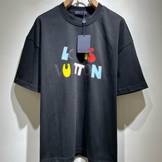 LouisVuitt*路易*登 2026春夏全新系列单品上线,非常时髦前卫的一款男女同款短袖T恤,标识logo图案印花修 LouisVuitt*路易*登 2026春夏全新系列单品上线,非常时髦前卫的一款男女同款短袖T恤,标识logo图案印花修