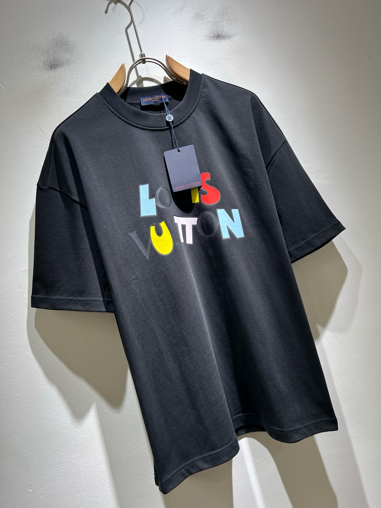 LouisVuitt*路易*登 2026春夏全新系列单品上线,非常时髦前卫的一款男女同款短袖T恤,标识logo图案印花修 LouisVuitt*路易*登 2026春夏全新系列单品上线,非常时髦前卫的一款男女同款短袖T恤,标识logo图案印花修