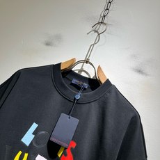 LouisVuitt*路易*登 2026春夏全新系列单品上线,非常时髦前卫的一款男女同款短袖T恤,标识logo图案印花修 LouisVuitt*路易*登 2026春夏全新系列单品上线,非常时髦前卫的一款男女同款短袖T恤,标识logo图案印花修
