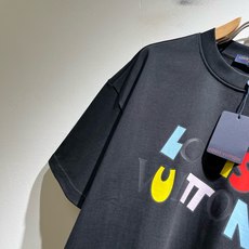 LouisVuitt*路易*登 2026春夏全新系列单品上线,非常时髦前卫的一款男女同款短袖T恤,标识logo图案印花修 LouisVuitt*路易*登 2026春夏全新系列单品上线,非常时髦前卫的一款男女同款短袖T恤,标识logo图案印花修