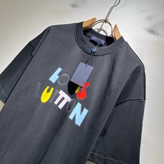 LouisVuitt*路易*登 2026春夏全新系列单品上线,非常时髦前卫的一款男女同款短袖T恤,标识logo图案印花修 LouisVuitt*路易*登 2026春夏全新系列单品上线,非常时髦前卫的一款男女同款短袖T恤,标识logo图案印花修