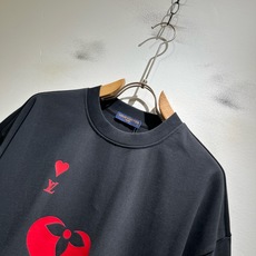 LouisVuitt*路易*登 2026春夏全新系列单品上线,非常时髦前卫的一款男女同款短袖T恤,标识logo图案印花修 LouisVuitt*路易*登 2026春夏全新系列单品上线,非常时髦前卫的一款男女同款短袖T恤,标识logo图案印花修