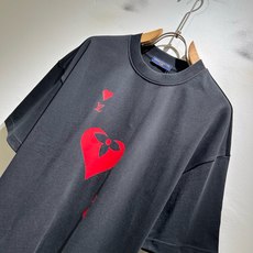 LouisVuitt*路易*登 2026春夏全新系列单品上线,非常时髦前卫的一款男女同款短袖T恤,标识logo图案印花修 LouisVuitt*路易*登 2026春夏全新系列单品上线,非常时髦前卫的一款男女同款短袖T恤,标识logo图案印花修