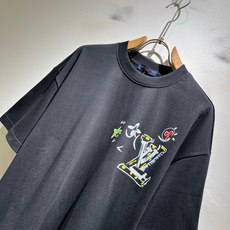 LouisVuitt*路易*登 2026春夏全新系列单品上线,非常时髦前卫的一款男女同款短袖T恤,标识logo图案印花修 LouisVuitt*路易*登 2026春夏全新系列单品上线,非常时髦前卫的一款男女同款短袖T恤,标识logo图案印花修