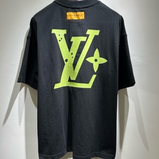 LouisVuitt*路易*登 2026春夏全新系列单品上线,非常时髦前卫的一款男女同款短袖T恤,标识logo图案印花修 LouisVuitt*路易*登 2026春夏全新系列单品上线,非常时髦前卫的一款男女同款短袖T恤,标识logo图案印花修