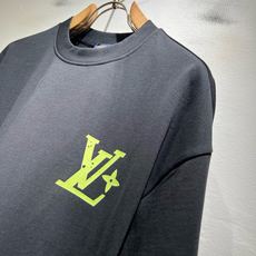 LouisVuitt*路易*登 2026春夏全新系列单品上线,非常时髦前卫的一款男女同款短袖T恤,标识logo图案印花修 LouisVuitt*路易*登 2026春夏全新系列单品上线,非常时髦前卫的一款男女同款短袖T恤,标识logo图案印花修