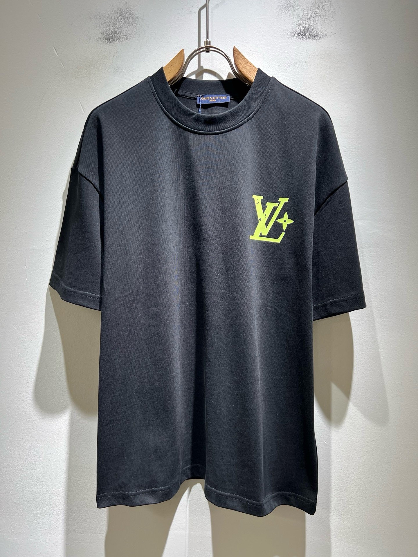 LouisVuitt*路易*登 2026春夏全新系列单品上线，非常时髦前卫的一款男女同款短袖T恤，标识logo图案印花修