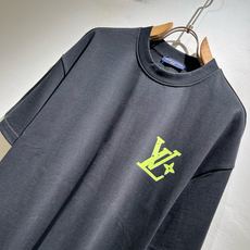 LouisVuitt*路易*登 2026春夏全新系列单品上线,非常时髦前卫的一款男女同款短袖T恤,标识logo图案印花修 LouisVuitt*路易*登 2026春夏全新系列单品上线,非常时髦前卫的一款男女同款短袖T恤,标识logo图案印花修