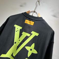 LouisVuitt*路易*登 2026春夏全新系列单品上线,非常时髦前卫的一款男女同款短袖T恤,标识logo图案印花修 LouisVuitt*路易*登 2026春夏全新系列单品上线,非常时髦前卫的一款男女同款短袖T恤,标识logo图案印花修