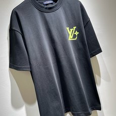 LouisVuitt*路易*登 2026春夏全新系列单品上线,非常时髦前卫的一款男女同款短袖T恤,标识logo图案印花修 LouisVuitt*路易*登 2026春夏全新系列单品上线,非常时髦前卫的一款男女同款短袖T恤,标识logo图案印花修