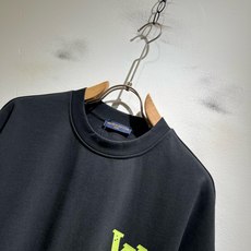 LouisVuitt*路易*登 2026春夏全新系列单品上线,非常时髦前卫的一款男女同款短袖T恤,标识logo图案印花修 LouisVuitt*路易*登 2026春夏全新系列单品上线,非常时髦前卫的一款男女同款短袖T恤,标识logo图案印花修