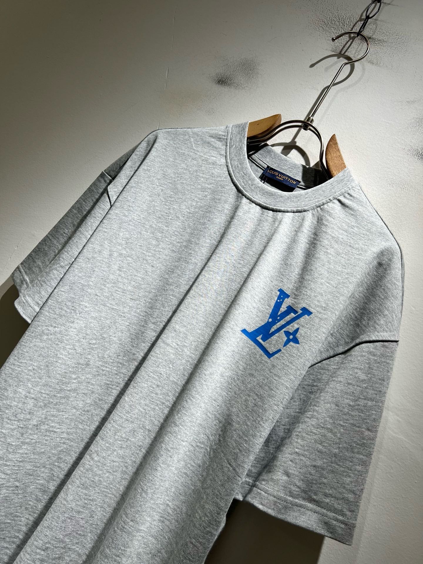 LouisVuitt*路易*登 2026春夏全新系列单品上线，非常时髦前卫的一款男女同款短袖T恤，标识logo图案印花修