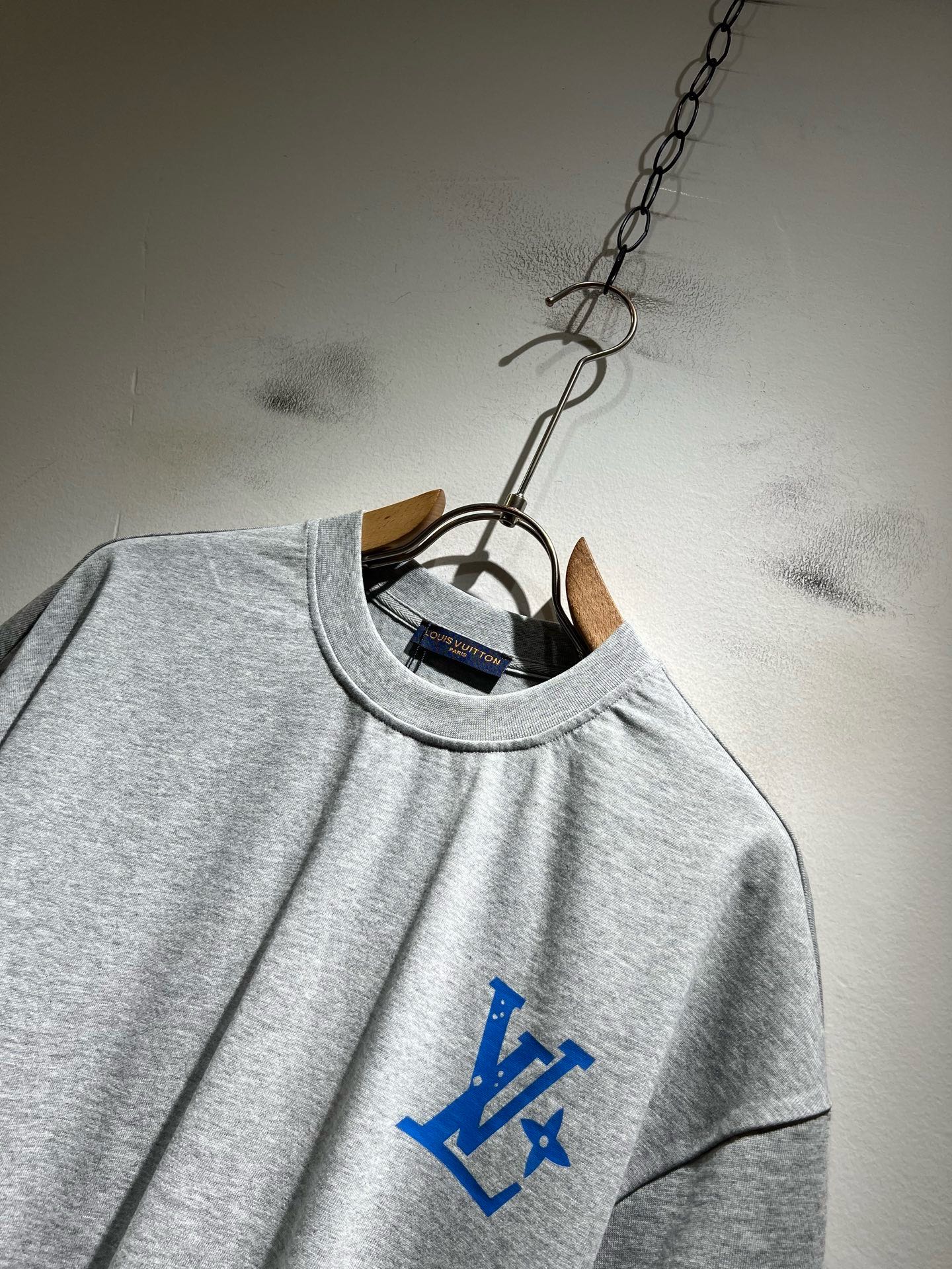 LouisVuitt*路易*登 2026春夏全新系列单品上线，非常时髦前卫的一款男女同款短袖T恤，标识logo图案印花修