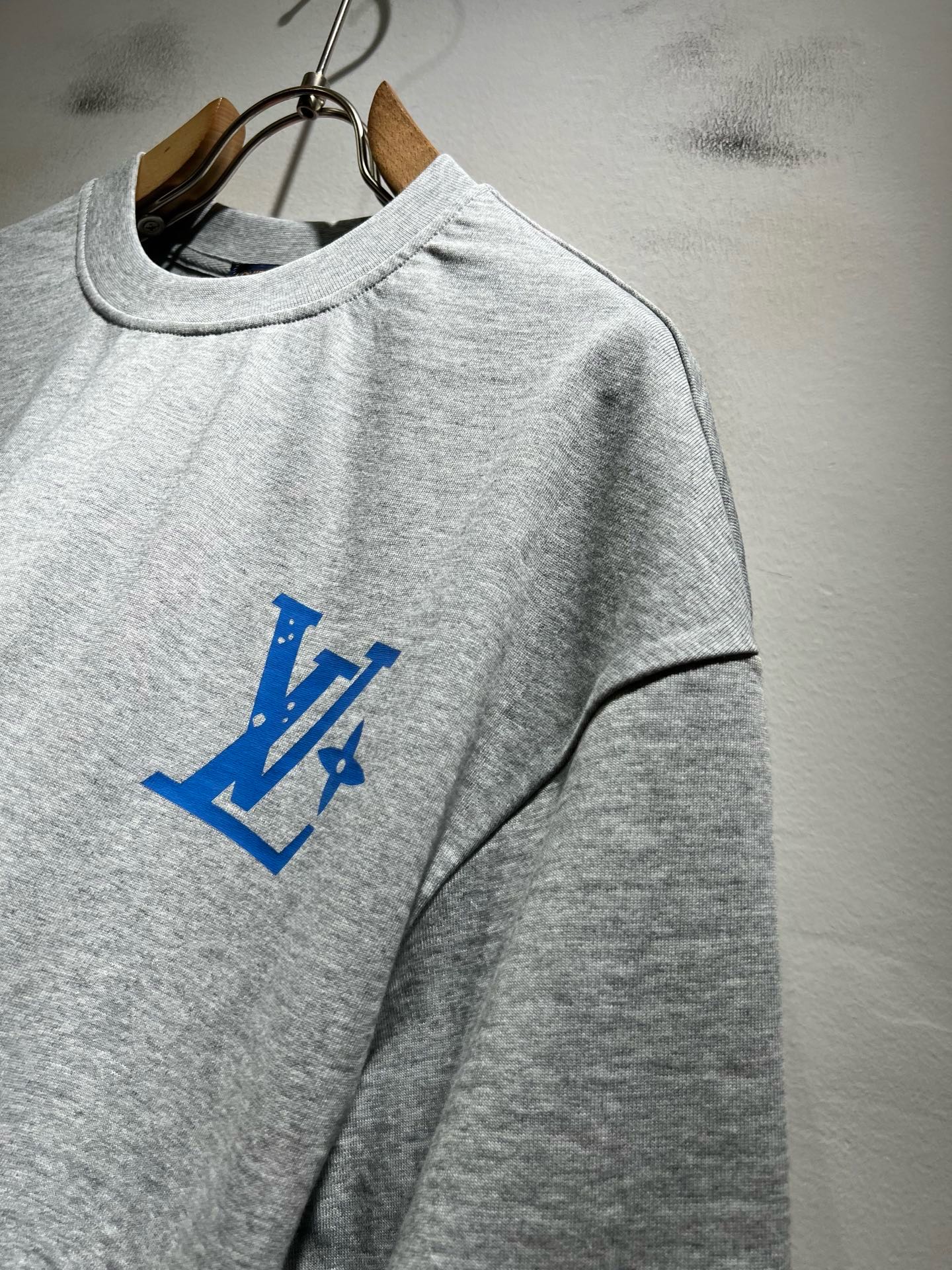 LouisVuitt*路易*登 2026春夏全新系列单品上线，非常时髦前卫的一款男女同款短袖T恤，标识logo图案印花修