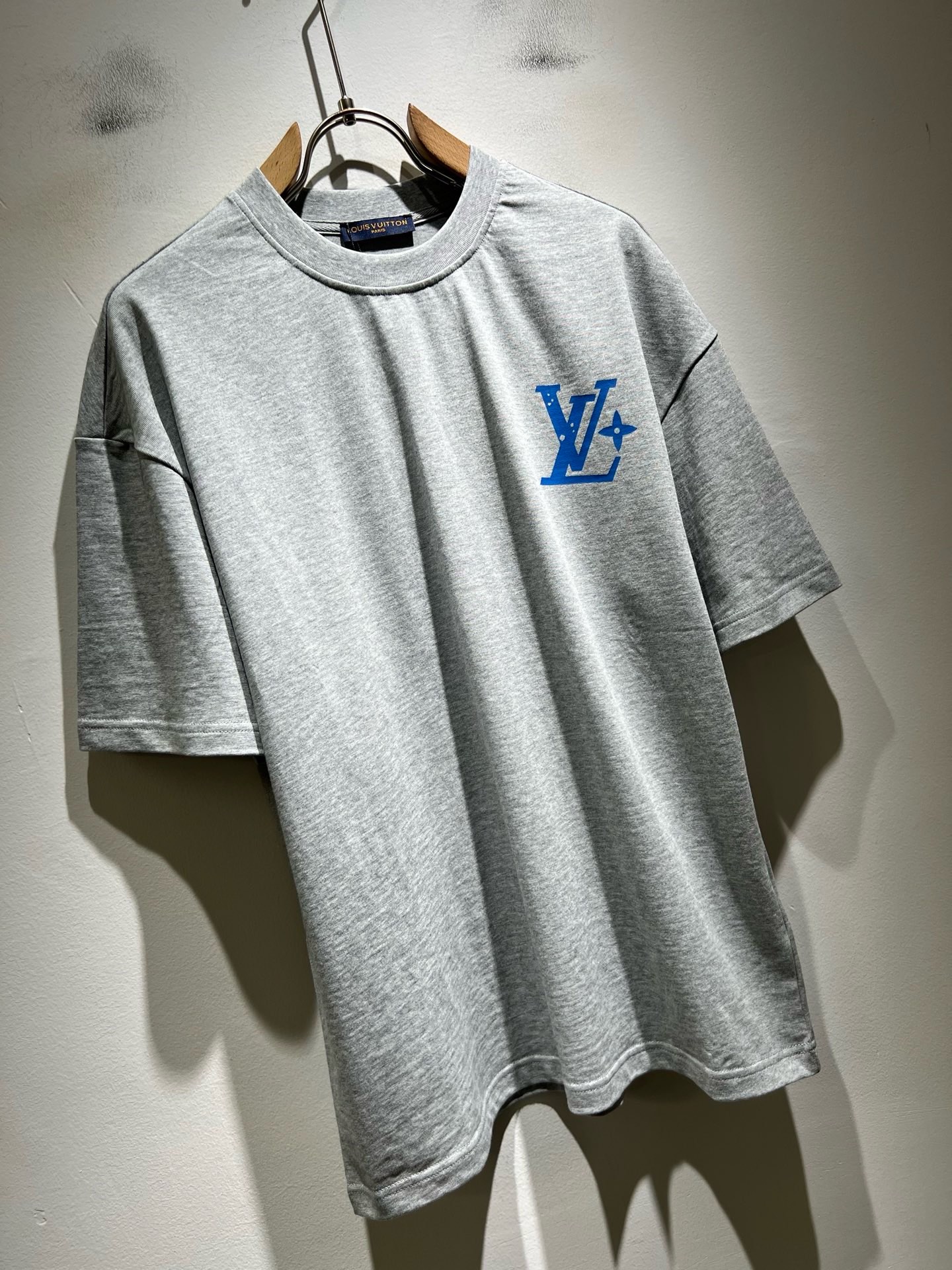 LouisVuitt*路易*登 2026春夏全新系列单品上线，非常时髦前卫的一款男女同款短袖T恤，标识logo图案印花修
