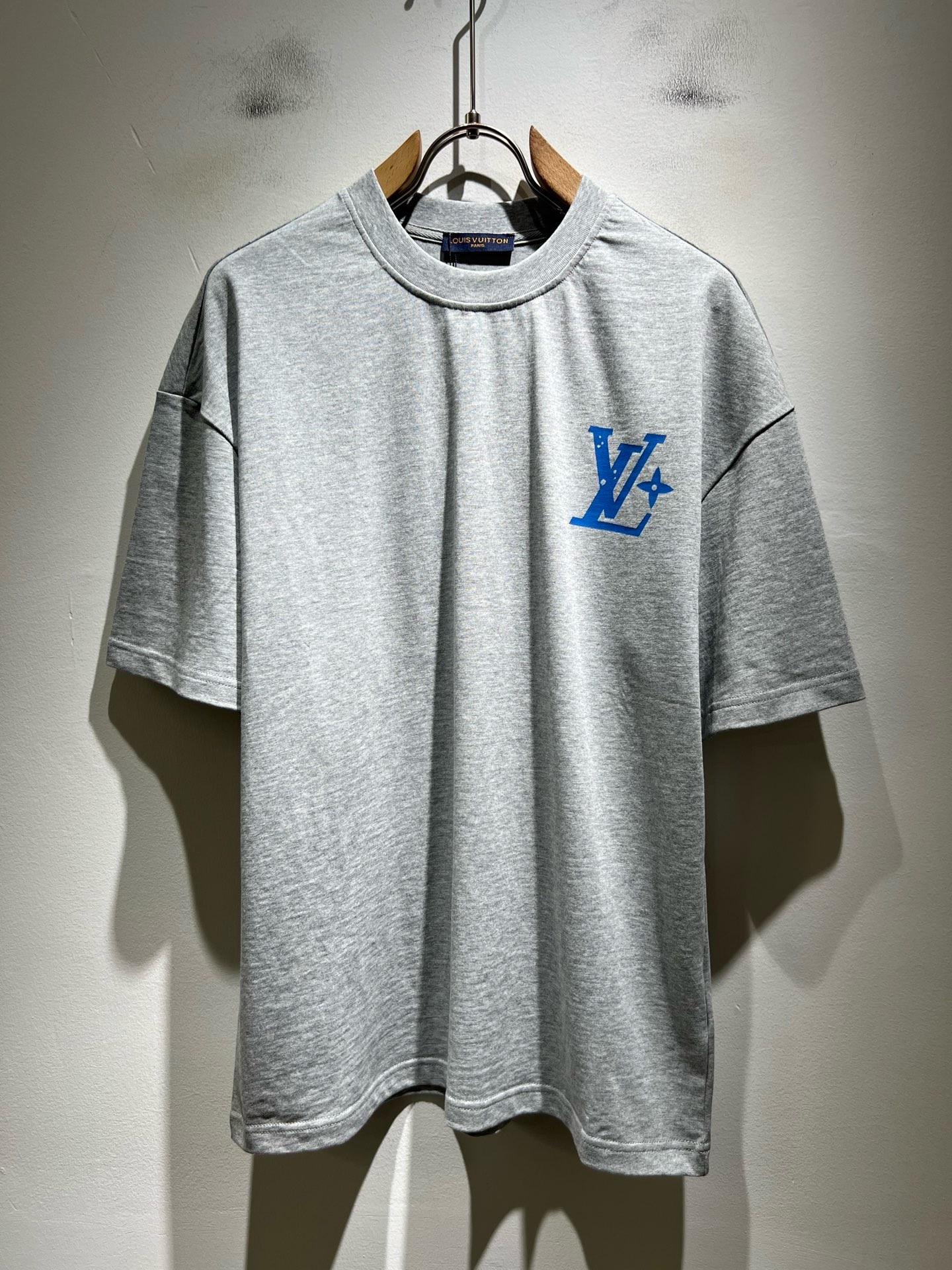 LouisVuitt*路易*登 2026春夏全新系列单品上线，非常时髦前卫的一款男女同款短袖T恤，标识logo图案印花修