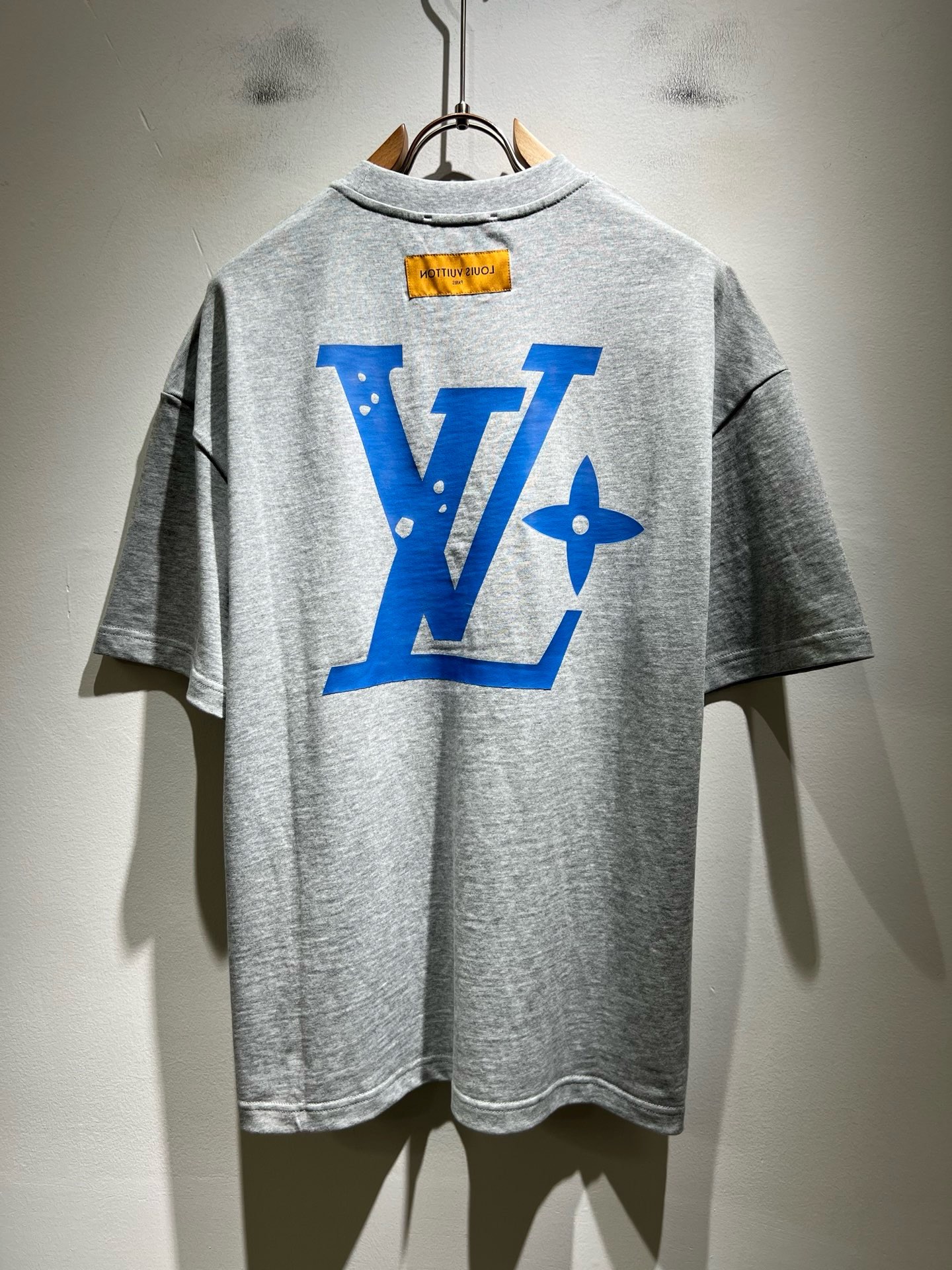 LouisVuitt*路易*登 2026春夏全新系列单品上线，非常时髦前卫的一款男女同款短袖T恤，标识logo图案印花修