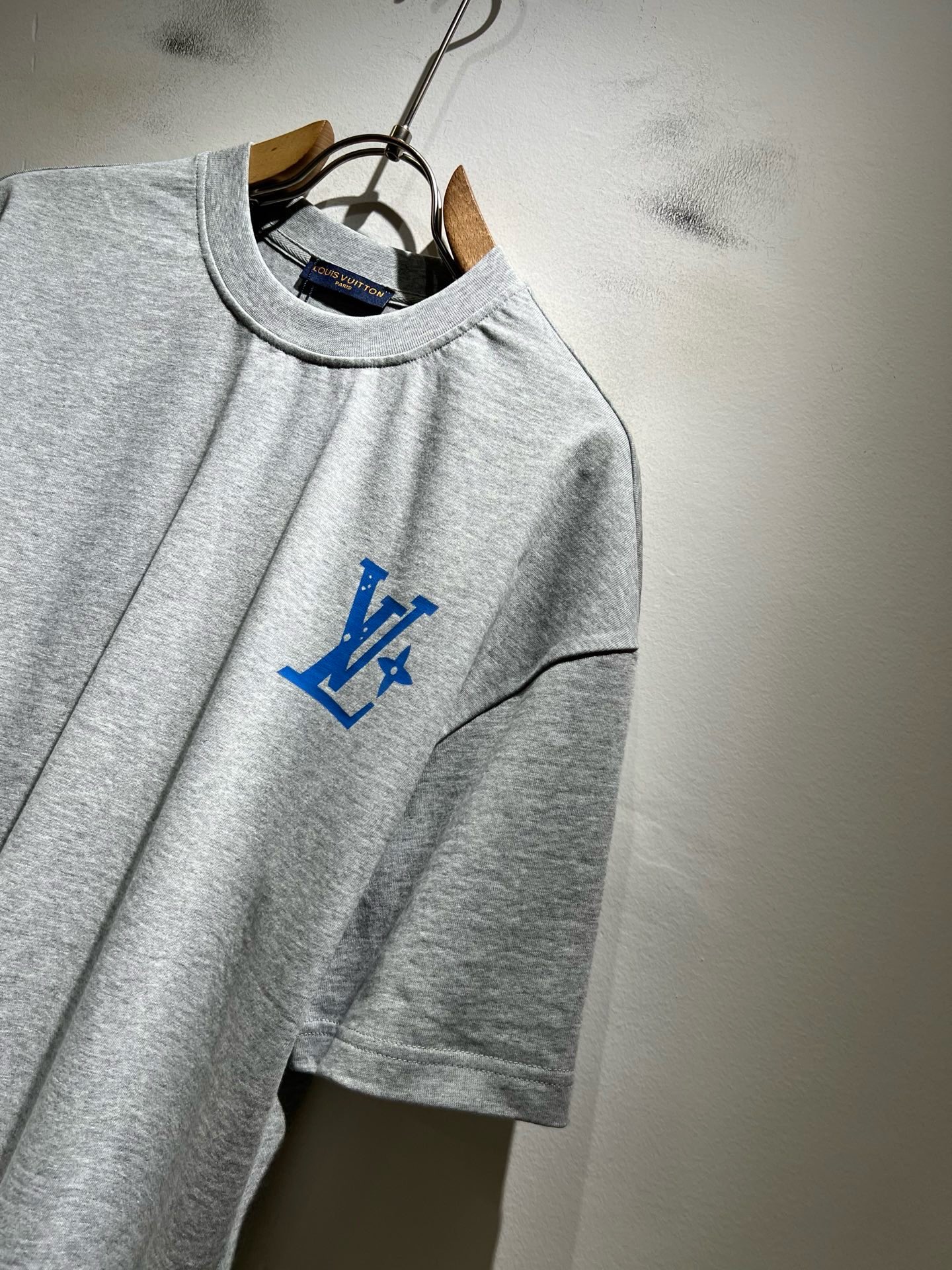 LouisVuitt*路易*登 2026春夏全新系列单品上线，非常时髦前卫的一款男女同款短袖T恤，标识logo图案印花修