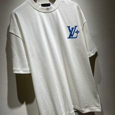 LouisVuitt*路易*登 2026春夏全新系列单品上线,非常时髦前卫的一款男女同款短袖T恤,标识logo图案印花修 LouisVuitt*路易*登 2026春夏全新系列单品上线,非常时髦前卫的一款男女同款短袖T恤,标识logo图案印花修