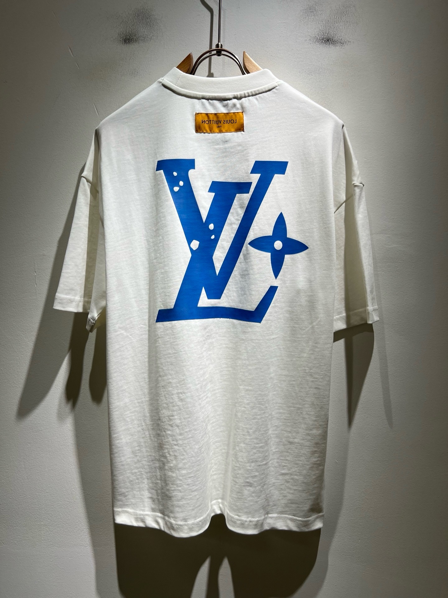 LouisVuitt*路易*登 2026春夏全新系列单品上线,非常时髦前卫的一款男女同款短袖T恤,标识logo图案印花修 LouisVuitt*路易*登 2026春夏全新系列单品上线,非常时髦前卫的一款男女同款短袖T恤,标识logo图案印花修