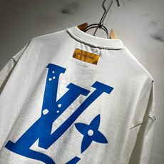 LouisVuitt*路易*登 2026春夏全新系列单品上线,非常时髦前卫的一款男女同款短袖T恤,标识logo图案印花修 LouisVuitt*路易*登 2026春夏全新系列单品上线,非常时髦前卫的一款男女同款短袖T恤,标识logo图案印花修