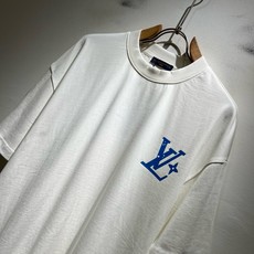 LouisVuitt*路易*登 2026春夏全新系列单品上线,非常时髦前卫的一款男女同款短袖T恤,标识logo图案印花修 LouisVuitt*路易*登 2026春夏全新系列单品上线,非常时髦前卫的一款男女同款短袖T恤,标识logo图案印花修