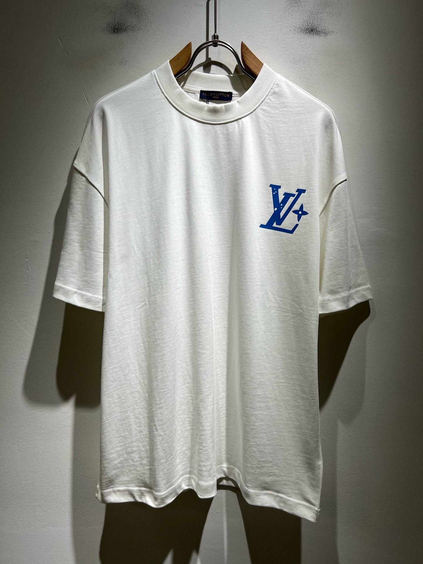 LouisVuitt*路易*登 2026春夏全新系列单品上线，非常时髦前卫的一款男女同款短袖T恤，标识logo图案印花修