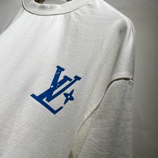 LouisVuitt*路易*登 2026春夏全新系列单品上线,非常时髦前卫的一款男女同款短袖T恤,标识logo图案印花修 LouisVuitt*路易*登 2026春夏全新系列单品上线,非常时髦前卫的一款男女同款短袖T恤,标识logo图案印花修