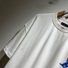 LouisVuitt*路易*登 2026春夏全新系列单品上线,非常时髦前卫的一款男女同款短袖T恤,标识logo图案印花修 LouisVuitt*路易*登 2026春夏全新系列单品上线,非常时髦前卫的一款男女同款短袖T恤,标识logo图案印花修