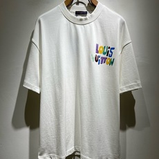 LouisVuitt*路易*登 2026春夏全新系列单品上线,非常时髦前卫的一款男女同款短袖T恤,标识logo图案印花修 LouisVuitt*路易*登 2026春夏全新系列单品上线,非常时髦前卫的一款男女同款短袖T恤,标识logo图案印花修