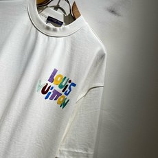 LouisVuitt*路易*登 2026春夏全新系列单品上线,非常时髦前卫的一款男女同款短袖T恤,标识logo图案印花修 LouisVuitt*路易*登 2026春夏全新系列单品上线,非常时髦前卫的一款男女同款短袖T恤,标识logo图案印花修