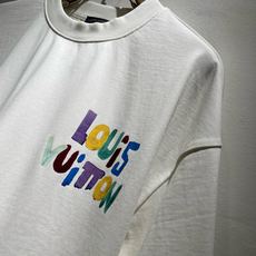 LouisVuitt*路易*登 2026春夏全新系列单品上线,非常时髦前卫的一款男女同款短袖T恤,标识logo图案印花修 LouisVuitt*路易*登 2026春夏全新系列单品上线,非常时髦前卫的一款男女同款短袖T恤,标识logo图案印花修