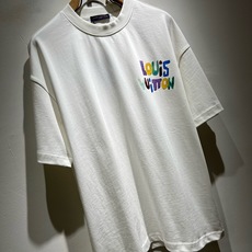 LouisVuitt*路易*登 2026春夏全新系列单品上线,非常时髦前卫的一款男女同款短袖T恤,标识logo图案印花修 LouisVuitt*路易*登 2026春夏全新系列单品上线,非常时髦前卫的一款男女同款短袖T恤,标识logo图案印花修