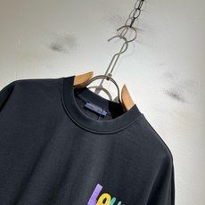 LouisVuitt*路易*登 2026春夏全新系列单品上线,非常时髦前卫的一款男女同款短袖T恤,标识logo图案印花修 LouisVuitt*路易*登 2026春夏全新系列单品上线,非常时髦前卫的一款男女同款短袖T恤,标识logo图案印花修